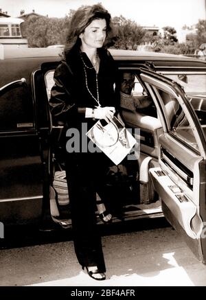 Die ehemalige First Lady der Vereinigten Staaten JACQUELINE KENNEDY ONASSIS ist nur wenige Schritte von einem Auto entfernt. Stockfoto