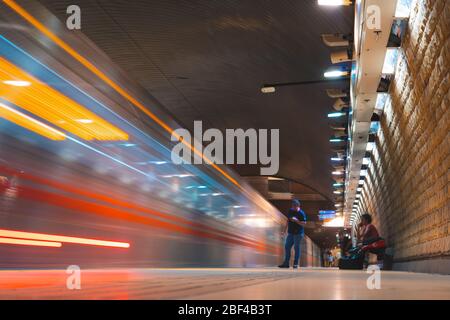 SANTIAGO, CHILE - JANUAR 2020: Ein Zug der Metro de Santiago am Bahnhof El Parrón der Linie 2 Stockfoto