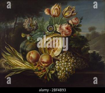 Stillleben mit Früchten und Blumen. Die Früchte und Blumen in diesem Gemälde symbolisieren den Reichtum der Natur. Im Zentrum der Anordnung steht eine Melone, die geöffnet wurde und bald vergehen wird, eine Erinnerung an die flüchtige Natur des Lebens. Stockfoto