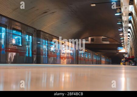 SANTIAGO, CHILE - JANUAR 2020: Ein Zug der Metro de Santiago am Bahnhof El Parrón der Linie 2 Stockfoto