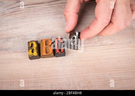 Alphabet. Sprachtraining, Fähigkeiten und Bildungskonzept. Farbige Holzbuchstaben auf hellem Hintergrund Stockfoto