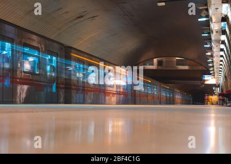 SANTIAGO, CHILE - JANUAR 2020: Ein Zug der Metro de Santiago am Bahnhof El Parrón der Linie 2 Stockfoto