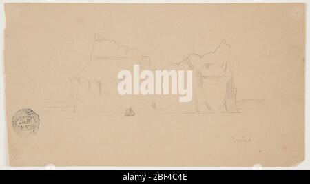 Schwimmende Eisberge mit Segelboot. Seascape, die einen großen Eisberg darstellt, der vor einer Küste mit einem Segelschiff vor dem Wasser aufsteigt. Stockfoto