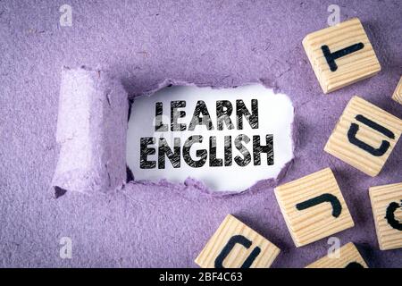 Englisch Lernen. Karrieremöglichkeiten, Fernstudium und Kurskonzept. Text unter zerrissenem Papier Stockfoto