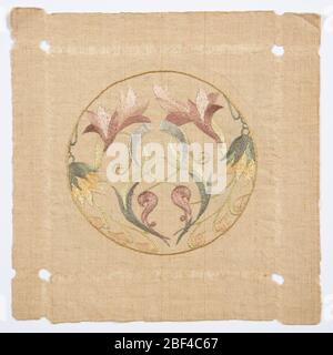 Doily. Deckchen bestickt in einem runden, floralen Jugendstil-Muster mit mehrfarbigem Seidenfaden. Stockfoto
