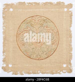 Doily. Deckchen bestickt in einem runden, floralen Jugendstil-Muster mit mehrfarbigem Seidenfaden. Stockfoto