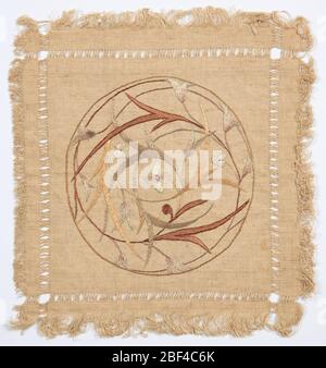 Doily. Deckchen bestickt in einem runden, floralen Jugendstil-Muster mit mehrfarbigem Seidenfaden. Stockfoto