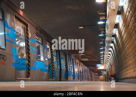 SANTIAGO, CHILE - JANUAR 2020: Ein Zug der Metro de Santiago am Bahnhof El Parrón der Linie 2 Stockfoto