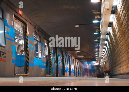 SANTIAGO, CHILE - JANUAR 2020: Ein Zug der Metro de Santiago am Bahnhof El Parrón der Linie 2 Stockfoto