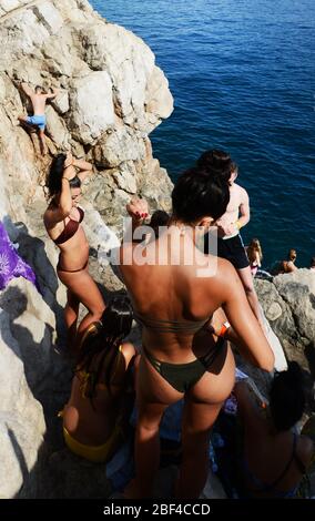 Bikini Vibes - Touristen Genießen Sie die Sonne und die Adria in Dubrovnik, Kroatien. Stockfoto