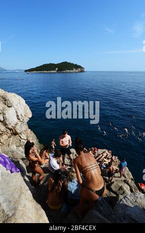 Bikini Vibes - Touristen Genießen Sie die Sonne und die Adria in Dubrovnik, Kroatien. Stockfoto