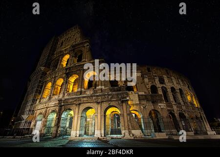 Das Koloseum bei Nacht in Rom, Italien. Stockfoto