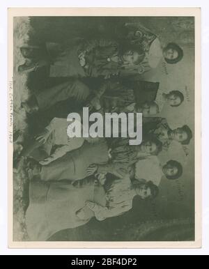Foto der Familie Cotten. Ein Schwarz-Weiß-Foto der neun Mitglieder der Familie Cotten, aufgenommen 1902. Die Namen der Familienmitglieder wurden auf oder über ihren Abbildnissen geschrieben: Carrie, Mildred, Loula, Elizabeth, Myrtle, Tom, Sallie, Susie und Ernest. Die Rückseite des Fotos ist leer. Stockfoto