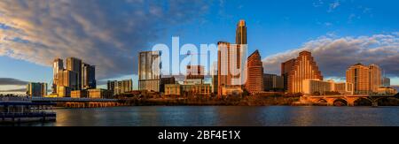 Panorama mit Hochhäusern im Stadtzentrum, die den Sonnenuntergang reflektieren, goldenes Licht der Stunde, Blick über den Lady Bird Lake oder Town Lake am Colorado River in Austin, Texas, USA Stockfoto