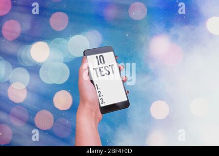 Word Writing Text IQ Test. Geschäftsfoto zeigt Versuch, Ihre kognitive Fähigkeit zu messen, Intelligenz zu bewerten Stockfoto