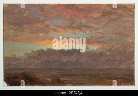 Blick über das Hudson Valley New York. Bild von wolkengefülltem Tal mit Wassersplittern sichtbar. Dunkle Wolken im Streifen über dem Tal; orange Wolken mit blauen und grünen Flecken oben. Stockfoto