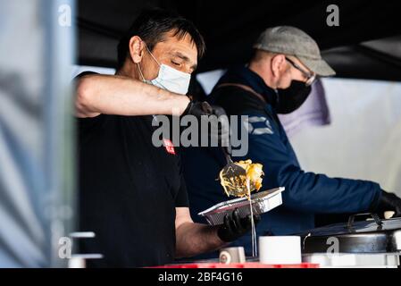 Berlin, Deutschland. April 2020. Mitarbeiter eines Catering-Unternehmens bereiten in Berlin, der Hauptstadt Deutschlands, am 16. April 2020 kostenlose Speisen zu. Die Neuinfektionsrate mit COVID-19 in Deutschland blieb unter den Spitzenzeiten, da die Zahl der bestätigten Fälle innerhalb eines Tages um 2,866 auf 130,450 gestiegen ist, teilte das Robert Koch-Institut (RKI) am Donnerstag mit. Kredit: Binh Truong/Xinhua/Alamy Live News Stockfoto