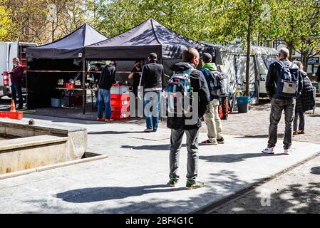 Berlin, Deutschland. April 2020. Die Menschen warten darauf, von einem Catering-Unternehmen in Berlin, der Hauptstadt von Deutschland, 16. April 2020, kostenlos Essen zu erhalten. Die Neuinfektionsrate mit COVID-19 in Deutschland blieb unter den Spitzenzeiten, da die Zahl der bestätigten Fälle innerhalb eines Tages um 2,866 auf 130,450 gestiegen ist, teilte das Robert Koch-Institut (RKI) am Donnerstag mit. Kredit: Binh Truong/Xinhua/Alamy Live News Stockfoto