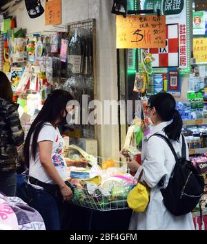 Hongkongers trägt chirurgische Masken während der Covid-19 Pandemie. Stockfoto