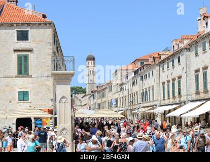 Massentourismus in der Altstadt von Dubrovnik. Stockfoto