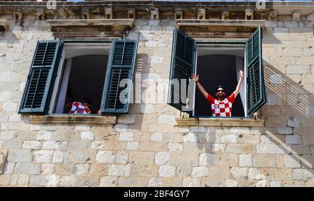 Kroatische Fußballfans beim WM-Finale in der Altstadt von Dubrovnik. Stockfoto