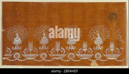 Design Nr. 14 für eine gestickte oder gewebte horizontale Grenze der Fabrique de St Ruf. Das Schema des Entwurfs ist ähnlich dem von 1914-21-78. In den Höhlen wächst eine niedrige Pflanze. Auf den Wellenkippen sind Halbfiguren von Pfauen über Kalyxen. Die Wellen sind durch Perlenfantons, die von einer Spitzenblüte aufgehängt sind, miteinander verbunden. Stockfoto