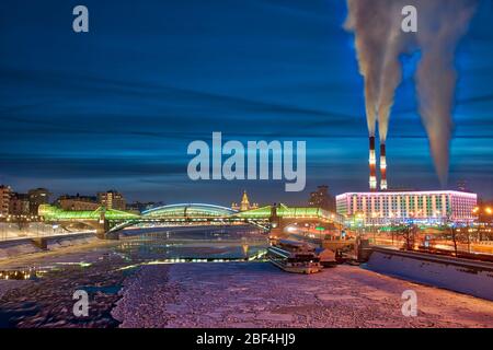 Eisiger Moskva-Fluss und Dampfwolken, die sich im Winter in der Dämmerung erheben Stockfoto