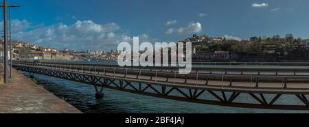 Viadukt von Cais das Pedras, im Hintergrund können Sie die Städte Porto und V. N. Gaia, Portugal sehen. Stockfoto