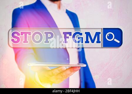 Textschild mit Stopp-FGM. Business Foto Präsentation setzen ein Ende der Genitalschnitt und Beschneidung Stockfoto