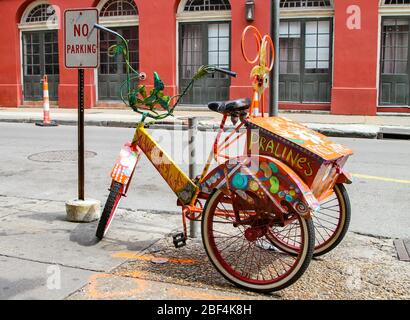 New Orleans, LA - 27. März 2016: Ein künstlerisches Dreirad sitzt vor der Magnolia Candy Kitchen in der Decatur Street im französischen Viertel von New Orleans. Stockfoto