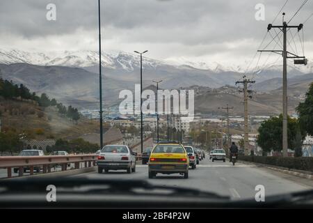 Sanandaj, Iranisches Kurdistan - 15. November 2013: Winteransicht von Teheran mit schneebedecktem Alborzgebirge im Hintergrund. Panorama Stockfoto