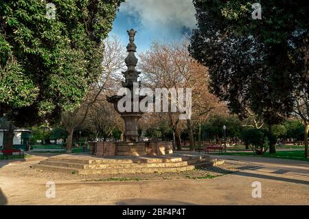 Brunnen am Kloster von S. Francisco do Porto. Es befindet sich derzeit in Jardim do Passeio Alegre. Es ist als nationales Denkmal eingestuft. Stockfoto