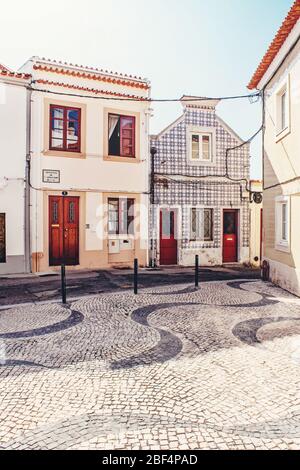 Einzigartige geflieste Häuser in Aveiro Portugal auf einem Platz mit Wellenmuster Bürgersteig Stockfoto