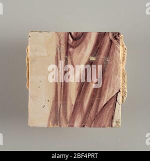 Wandseite. Zwei vertikale Rechtecke, dreiundzwanzig Fliesen hoch. A) neun Fliesen breit oben; sieben Fliesen breit unten. B) zehn und eine Hälfte Fliesen breit.Arabeske Design des Laubes. A) mit zentrierter Figur der Gerechtigkeit unter einem Baldachin. B) mit zentrierter Urne. Stockfoto