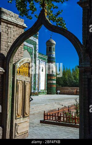Abakh Hoja Mausoleum eingerahmt durch ein islamisches gewölbt Gateway in Kashgar, Xinjiang. Stockfoto