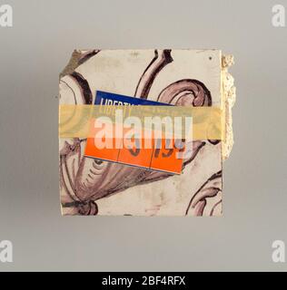 Wandseite. Zwei vertikale Rechtecke, dreiundzwanzig Fliesen hoch. A) neun Fliesen breit oben; sieben Fliesen breit unten. B) zehn und eine Hälfte Fliesen breit.Arabeske Design des Laubes. A) mit zentrierter Figur der Gerechtigkeit unter einem Baldachin. B) mit zentrierter Urne. Stockfoto