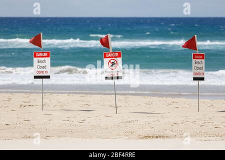 Strand geschlossen covid 19 Zeichen, Strand geschlossen oder Abschaltung Konzept inmitten Coronavirus Ängste und Panik über ansteckende Virus Ausbreitung, 2019-ncov-Sperrung Stockfoto