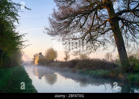 Veröden Lock Keepers Cottage am oxford Kanal an einem Frühlingsmorgen bei Sonnenaufgang. Nahe Kings Sutton, Oxfordshire / Northamptonshire Grenze, England Stockfoto