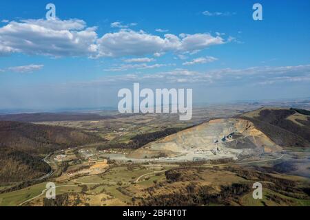 Grandemar Granitbruch in Morlace Dorf, Siebenbürgen Grafschaft, Rumänien. Aushub und Verarbeitungsgeräte. Sonniger Tag. Stockfoto