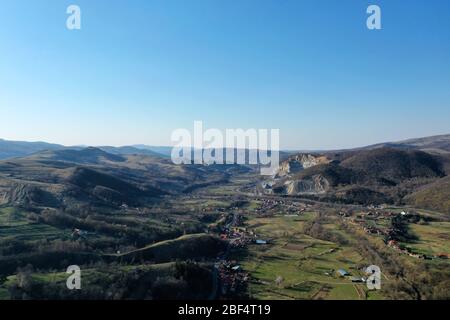 Grandemar Granitbruch in Morlace Dorf, Siebenbürgen Grafschaft, Rumänien. Aushub und Verarbeitungsgeräte. Sonniger Tag. Stockfoto