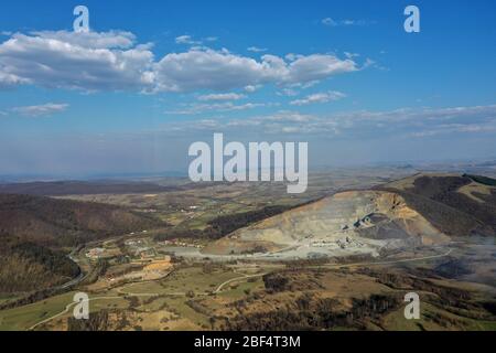 Grandemar Granitbruch in Morlace Dorf, Siebenbürgen Grafschaft, Rumänien. Aushub und Verarbeitungsgeräte. Sonniger Tag. Stockfoto