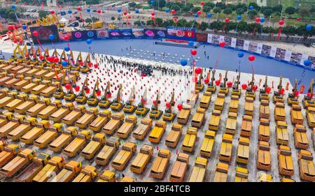 Peking, China. April 2020. Luftaufnahme vom 16. April 2020 zeigt den Spatenstich eines professionellen Fußballstadions des Guangzhou Evergrande Fußballclubs in Guangzhou, Südchina Provinz Guangdong. Der Bau des größten professionellen Stadions des Landes, dessen Kapazität das Camp Nouis übertreffen wird, soll bis Dezember 2022 abgeschlossen sein. Kredit: Liu Dawei/Xinhua/Alamy Live News Stockfoto