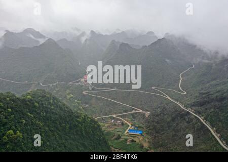 (200417) -- NANNING, 17. April 2020 (Xinhua) -- Luftaufnahme vom 17. März 2020 zeigt Landstraßen in der Gemeinde Daxing im autonomen Landkreis Du'an Yao, Südchina, der autonomen Region Guangxi Zhuang. Obwohl die Provinz Guangdong an der Grenze zum reichen Land liegt und eine 1,500 Kilometer lange Küste hat, ist die autonome Region Guangxi Zhuang eine bergige Region, die seit langem von Armut geplagt ist. Die Verkehrsschwierigkeiten blieben ein Haupthindernis für die ländliche Entwicklung, vor allem in den von Bergen umschlossenen ländlichen Gebieten in Guangxi. Unzureichende Zufahrt zur Straße war üblich, und die meiste Zeit mussten die Leute laufen. Viele Stockfoto