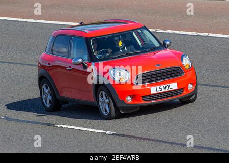 2011 Red Mini Countryman ONE; Fahrzeugverkehr bewegende Fahrzeuge, Fahren Fahrzeug auf UK Straßen, Motoren, Autofahren auf der Autobahn M6 Autobahn Stockfoto