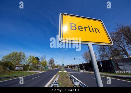 Berlin, Deutschland. April 2020. Um 13.50 Uhr befindet sich am Ortseingang ein Schild am zentralen Reservat der leeren Marienfelder Allee, die nach Großbeeren führt. Quelle: Soeren stache/dpa-Zentralbild/ZB/dpa/Alamy Live News Stockfoto