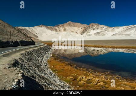 Bulungkol See mit den Sandbergen, die sich in den Gewässern auf der Karakorum Autobahn zwischen China und Pakistan spiegeln Stockfoto