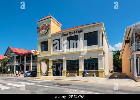 George Town, Cayman Islands, British West Indies - 23. April 2019: Touristen in der Nähe des berühmten Hard Rock Cafe in George Town von Grand Cayman, Cayman Isla Stockfoto