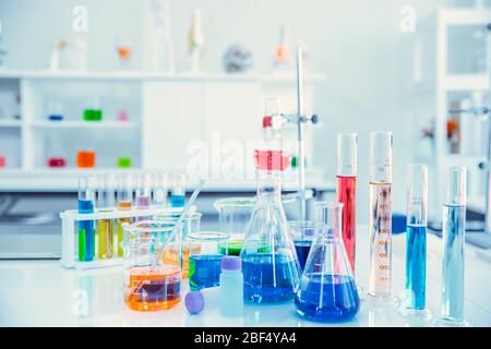 Glaskolben im Chemikalien-Labor oder im medizinischen Forschungslabor mit bunter Flüssigkeit für den Hintergrund