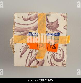 Wandseite. Zwei vertikale Rechtecke, dreiundzwanzig Fliesen hoch. A) neun Fliesen breit oben; sieben Fliesen breit unten. B) zehn und eine Hälfte Fliesen breit.Arabeske Design des Laubes. A) mit zentrierter Figur der Gerechtigkeit unter einem Baldachin. B) mit zentrierter Urne. Stockfoto