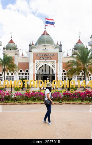 PATTANI, THAILAND - August 16 : Reisende thai Frauen Reise Besuch und Pose Portrait für Foto in der Zentralmoschee oder Masjid klang von Pattani bei sou Stockfoto